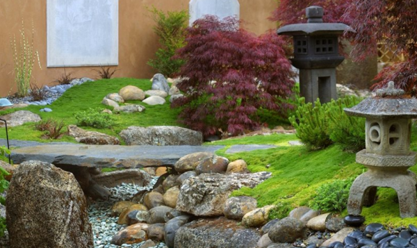 Taman Jepang dengan jembatan dan elemen-elemen batu